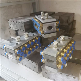 Plastic pipe shaping mold
